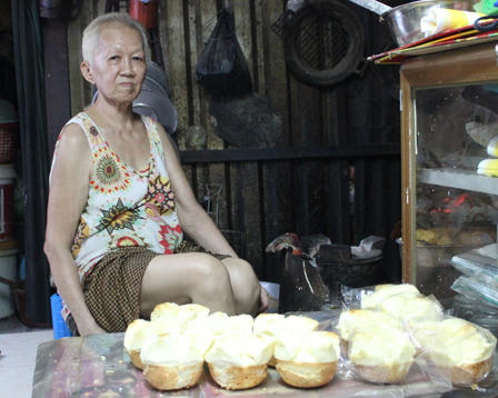 Ông lão mù bán bánh dạo nuôi vợ bệnh tật