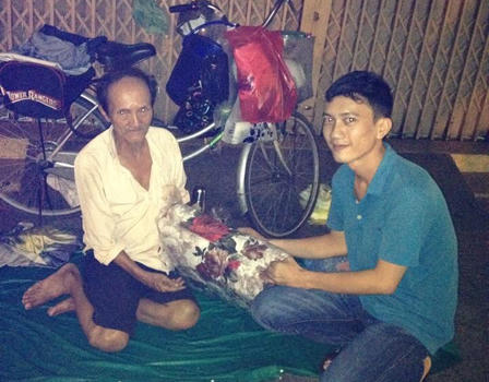 Cô gái tốt bụng đi khắp Sài Gòn phát cơm từ thiện