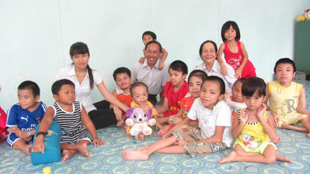 Bắt cá sấu chữa bệnh cho bệnh nhân xương thủy tinh