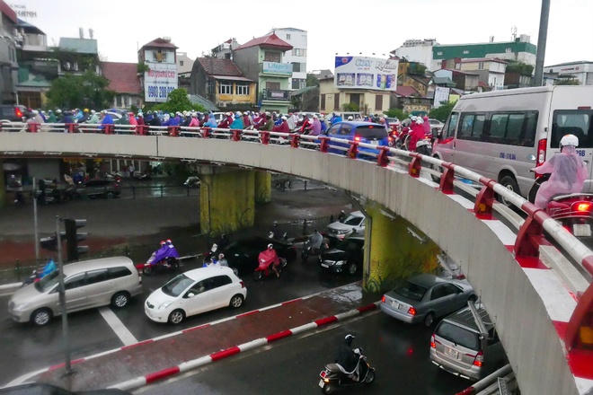 Thủ đô tắc nghẽn sau đêm mưa