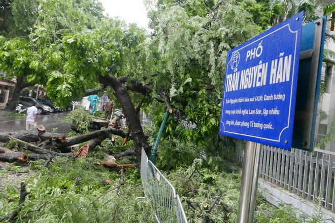 Thủ đô tắc nghẽn sau đêm mưa