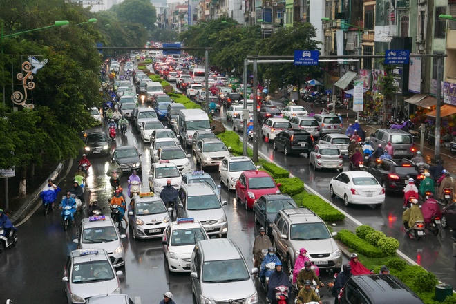 Thủ đô tắc nghẽn sau đêm mưa