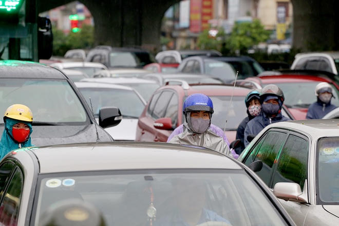 Thủ đô tắc nghẽn sau đêm mưa