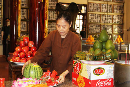 Người đàn bà “ăn cơm nhà làm bạn với ma”