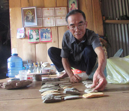 Ông lão đi tìm dấu tích người tiền sử