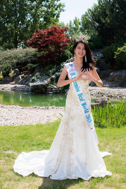 Cô gái khiếm thính giật giải người đẹp thế giới