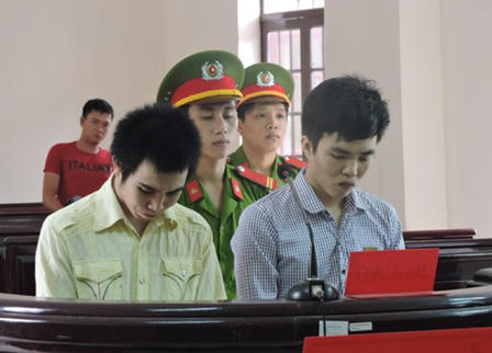 Hai người vào tù, vẫn không tìm thấy hung thủ khiến bé gái sinh con