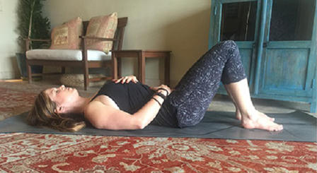 6 động tác yoga dễ làm cho ngày mới đầy năng lượng