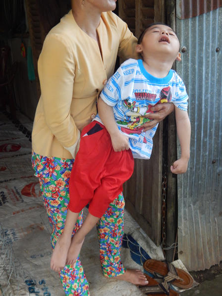 Đứa bé bị cha đẻ ném xuống nền xi măng giờ ra sao?