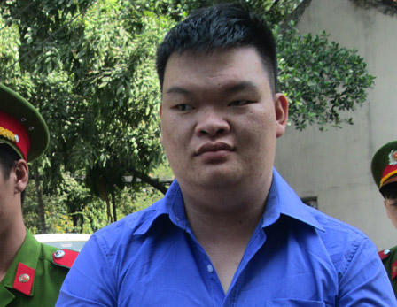 Nghiện " phim đen" chú xâm hại cháu gái