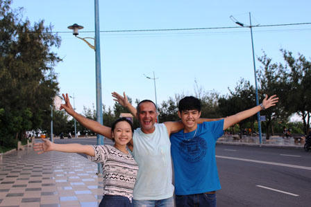 Hai “ông Tây” sang Việt Nam bán nước mía