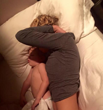 Nỗi xót xa của người chồng sau bức ảnh vợ kiệt sức vì công việc