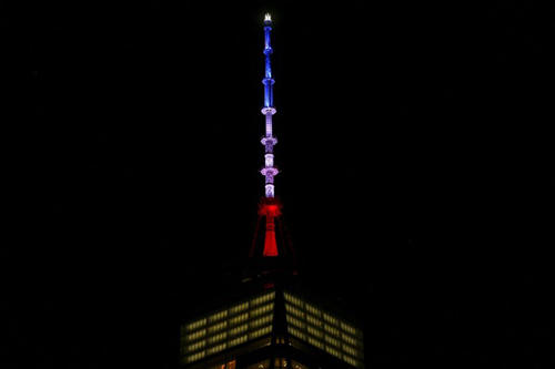 cac-bieu-tuong-tren-the-gioi-dong-loat-doi-mau-co-phap-1