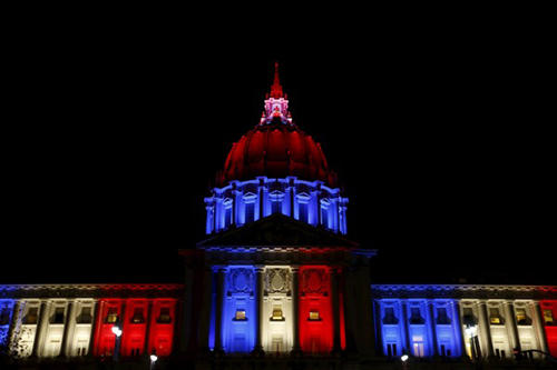 cac-bieu-tuong-tren-the-gioi-dong-loat-doi-mau-co-phap-2