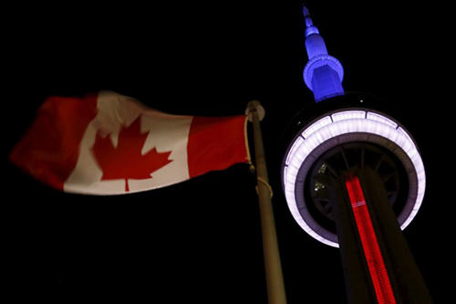 cac-bieu-tuong-tren-the-gioi-dong-loat-doi-mau-co-phap-4