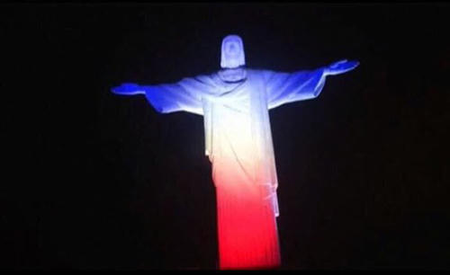 cac-bieu-tuong-tren-the-gioi-dong-loat-doi-mau-co-phap-5