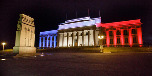 cac-bieu-tuong-tren-the-gioi-dong-loat-doi-mau-co-phap-6