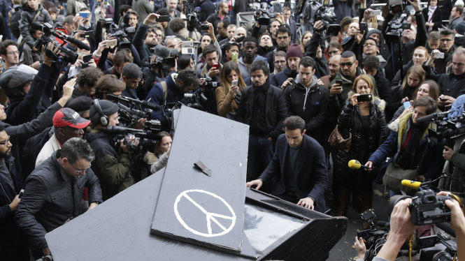 Nghệ sĩ thể hiện ca khúc Imagine thu hút sự quan tâm đông đảo từ người đi đường - Ảnh: Mirror