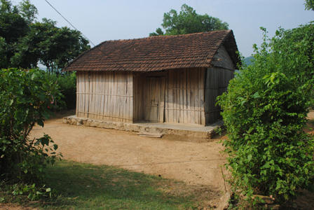 “Thèm” vợ giữa đường, chồng suýt bị đánh chết