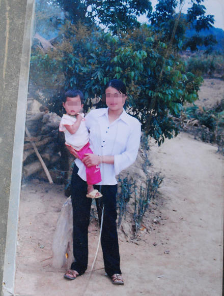 “Thèm” vợ giữa đường, chồng suýt bị đánh chết