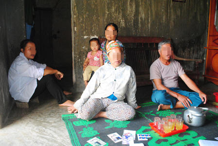 “Thèm” vợ giữa đường, chồng suýt bị đánh chết