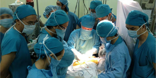 Những ca mổ giành sự sống hy hữu trong năm