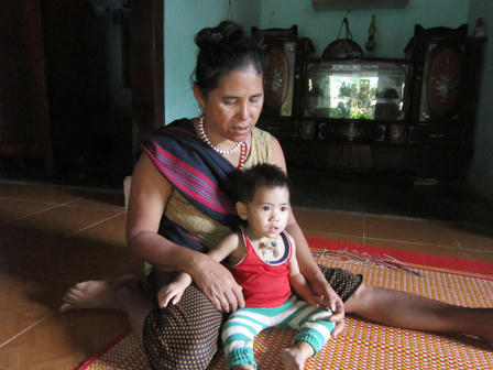 Thiếu phụ hấp hối vô tình “kéo theo” cái chết của đứa con tập đi