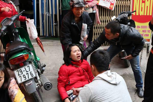 Xếp hàng cả đêm không được vắc-xin, phụ huynh coi là 'vụ lừa thế kỷ'