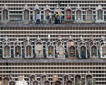 Nghĩa địa chật chội ở thành phố đắt đỏ bậc nhất thế giới