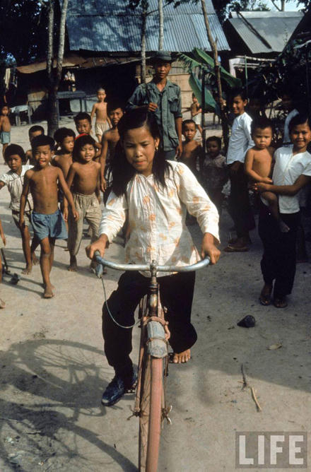 Cô bé cụt chân từng làm lay động lương tri nhân loại