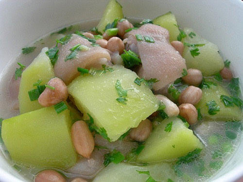 Bác sĩ "giải mã" bữa ăn gây sốc của mẹ chồng nấu cho con dâu ở cữ