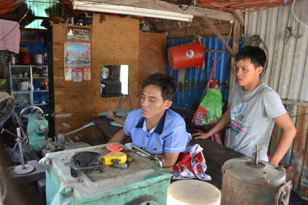 Liệt nửa người vẫn chế máy công nông tự lái