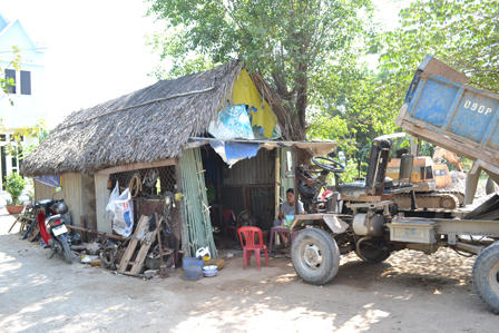 Liệt nửa người vẫn chế máy công nông tự lái