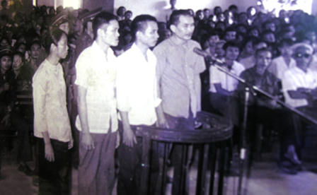 Băng cướp dã man vùi xác 5 mẹ con dọc bờ biển