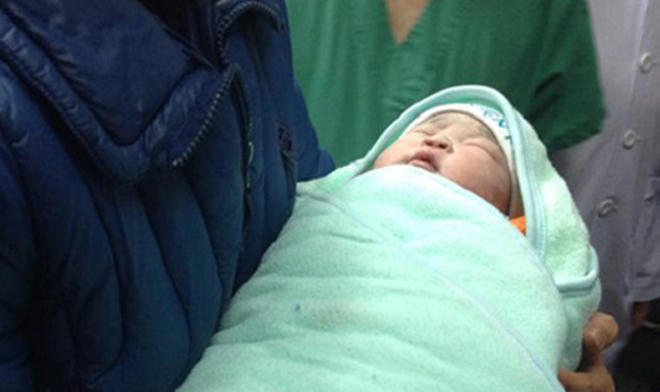 Ca mang thai hộ đầu tiên đã sinh bé gái nặng 3,6kg