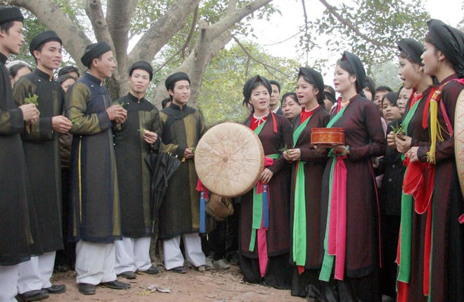 Lễ hội truyền thống - thứ lễ giáo phóng khoáng cổ sơ?