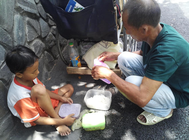 Chuyện tình éo le của người đàn ông bán vé số