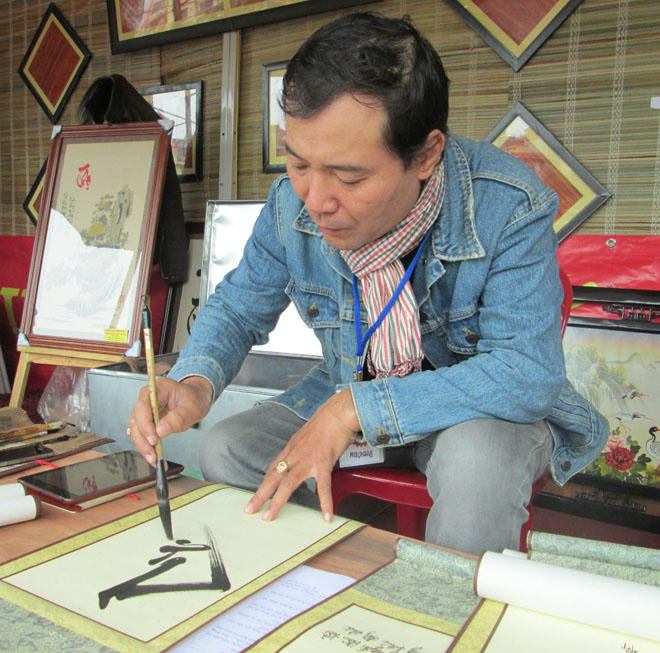 'Ông đồ' 8x và niềm đam mê nghệ thuật thư pháp thuần Việt