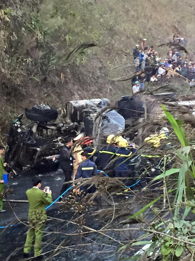 Xe chở nhựa đường tông xe khách gây cháy dữ dội, 3 người chết, 26 người bị thương