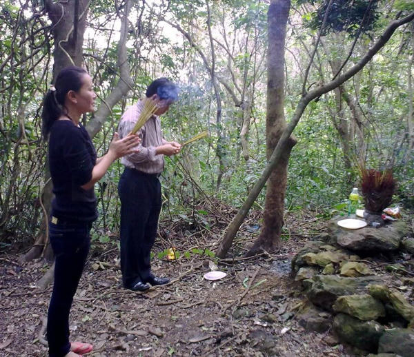 Dấu tích cổ tự trên núi Thần Đinh 