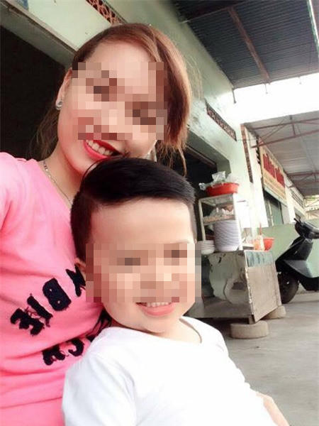 Thi thể bé trai 3 tuổi bên cạnh người mẹ thoi thóp thở