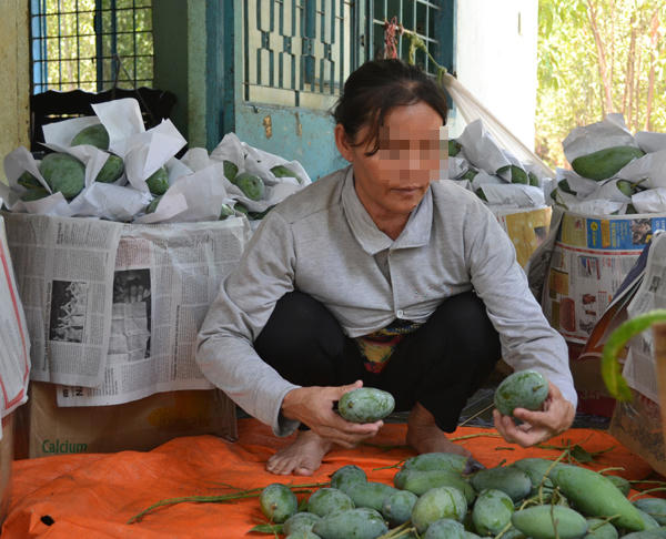 Sợ chồng đánh, sản phụ vứt con chưa cắt rốn ra ngoài đường