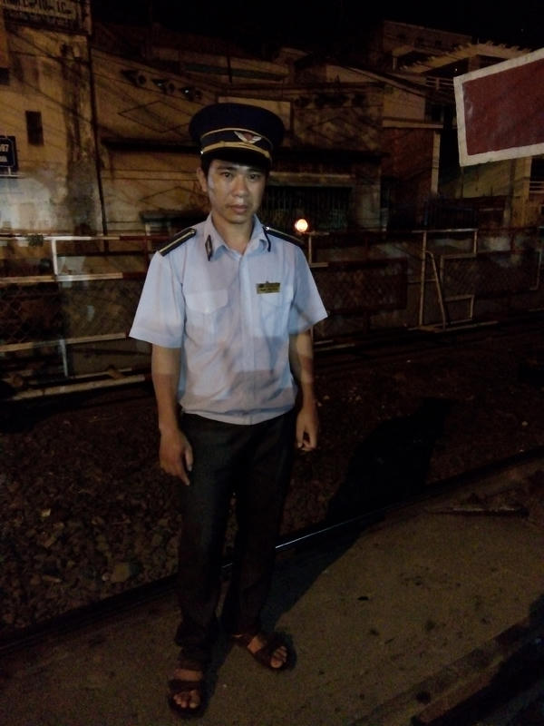 Khoảnh khắc sinh tử kịp ngăn đoàn tàu dừng trước cây cầu sập