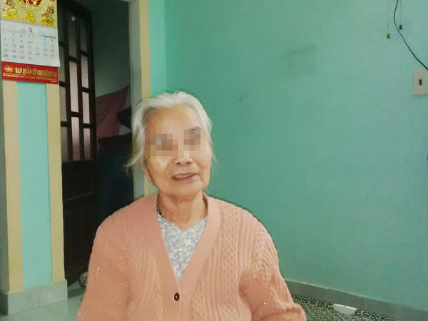 Nữ quái "thôi miên" vét sạch túi  bà cụ giữa đường