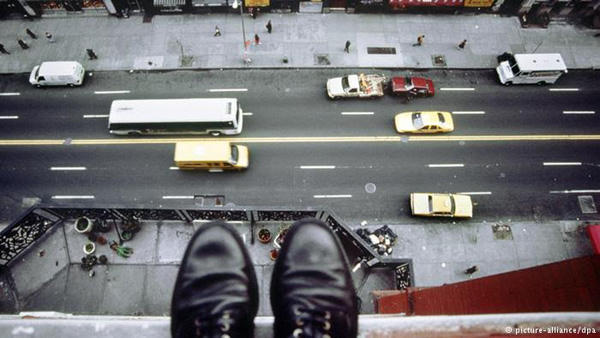 Hàng loạt quan tham tự sát để trốn tội