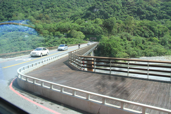 Lát đá hoa cương, gỗ quý, nghịch cảnh từ những vỉa hè “siêu sang”