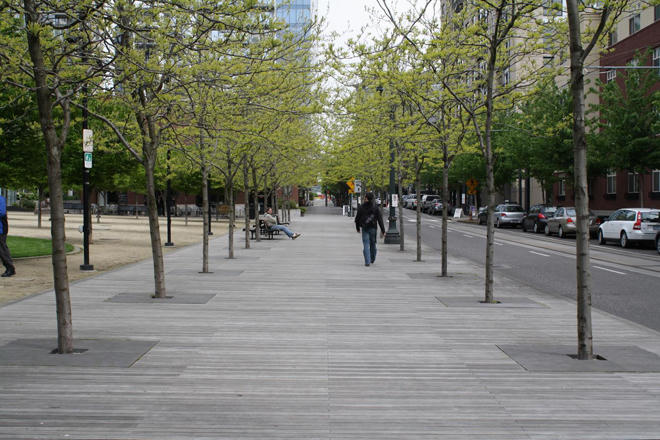 Lát đá hoa cương, gỗ quý, nghịch cảnh từ những vỉa hè “siêu sang”