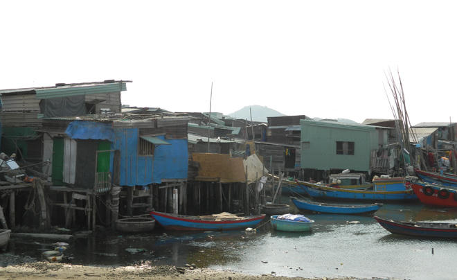 400 hộ dân sống cùng ô nhiễm giữa lòng thành phố