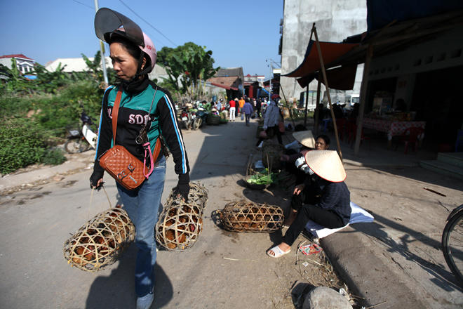 Thợ “thiến” chốn chợ phiên biên ải