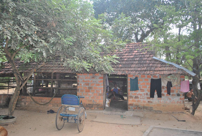 Cuộc sống đáng nể của người đàn ông... đi bằng tay